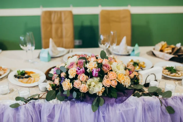 結婚式の日のテーブルを設定します 椅子とテーブル — ストック写真