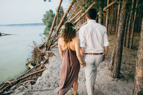 Göl mutlu güzel genç çift