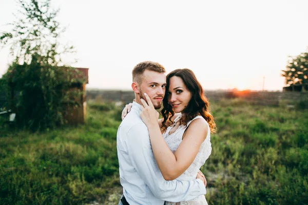 Hermosa Joven Pareja Posando Aire Libre — Foto de Stock