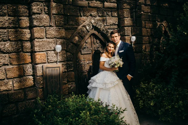 幸せな若い美しい結婚式のカップル — ストック写真