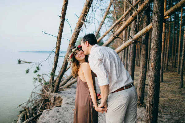 Heureux Beau Jeune Couple Embrasser Plein Air — Photo