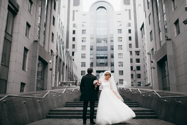 Jovem Feliz Belo Casal Cidade — Fotografia de Stock