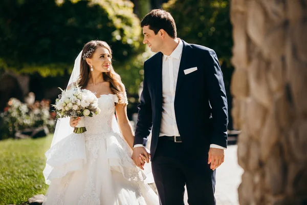 Feliz Joven Hermosa Boda Pareja —  Fotos de Stock