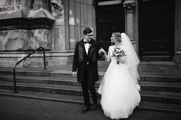 Jovem Feliz Belo Casal Por Catedral — Fotografia de Stock