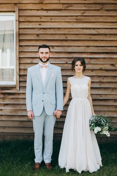 Couple Heureux Jeunes Mariés Par Maison Bois — Photo