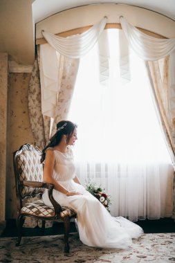 Kapalı poz genç güzel gelin