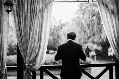 Genç yakışıklı beyaz adam poz 