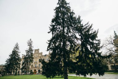 Kiev Politeknik Enstitüsü bulutlu gökyüzü altında doğal atış