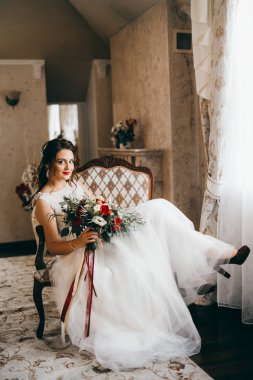 Kapalı poz genç güzel gelin