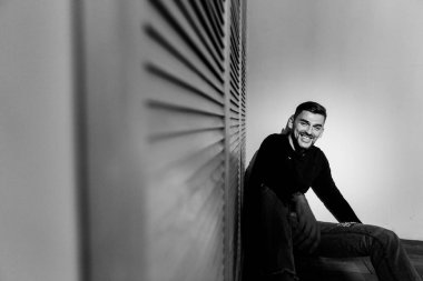 katta oturan genç yakışıklı adam 