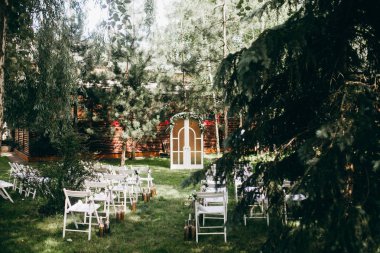 Düğün töreni açık havada beyaz sandalyeleri