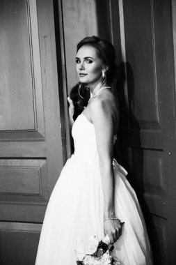 Kapalı poz genç güzel gelin