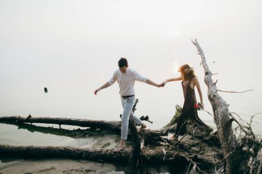 Göl mutlu güzel genç çift