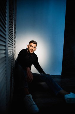 katta oturan genç yakışıklı adam 