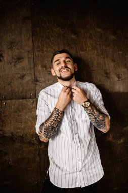 Stüdyoda poz veren genç yakışıklı adam.