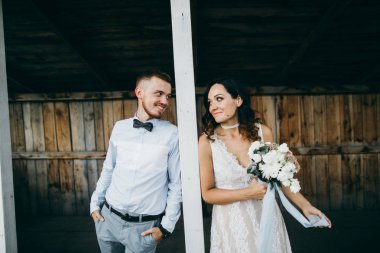 Eski evi tarafından poz güzel genç Çift