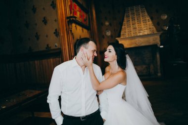 Mutlu, genç, güzel bir çift yeni evli.