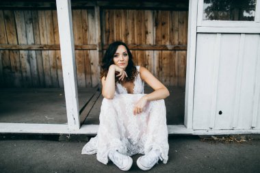 Güzel genç kadın eski house tarafından poz