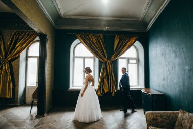 genç güzel çift kapalı poz