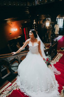 Kapalı poz genç güzel gelin