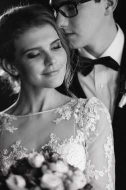 mutlu genç güzel çift poz 