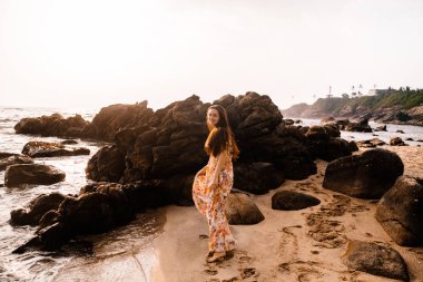 Sahilde poz genç güzel kadın