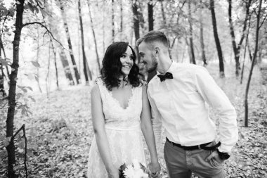 Ormanda poz güzel genç çift