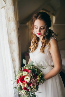 Kapalı poz genç güzel gelin