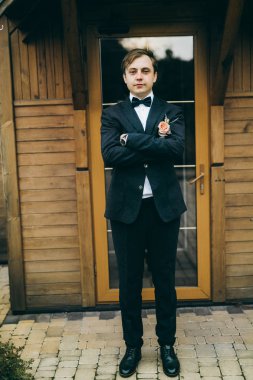 Genç yakışıklı beyaz adam poz 