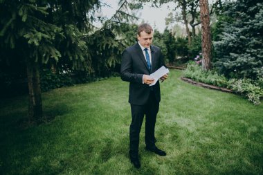 yakışıklı delikanlı okuma mektup