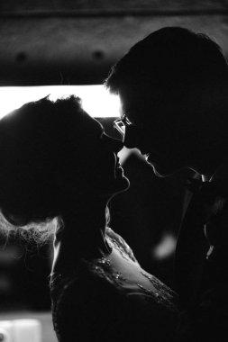 mutlu genç güzel çift kucaklayan 