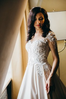 Kapalı poz genç güzel gelin