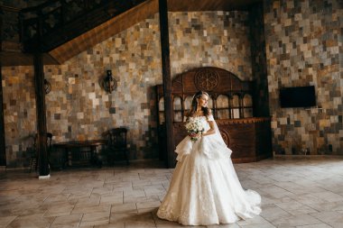 Kapalı poz genç güzel gelin