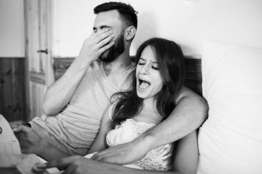 Genç çift yatakta sabah