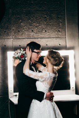 mutlu genç güzel çift kucaklayan 