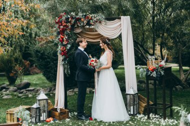 mutlu çift düğün töreni üzerinde yeni evliler. 