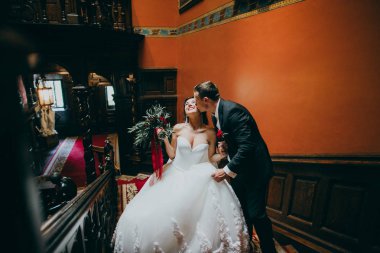 Mutlu, genç, güzel, yeni evli çift öpüşüyor. 