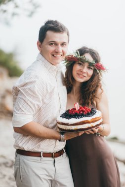 Mutlu güzel genç çift pasta holding 