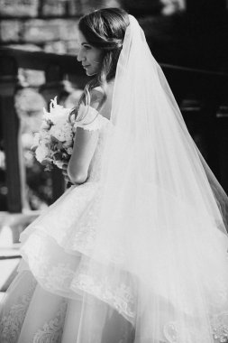 Genç güzel mutlu gelin poz 