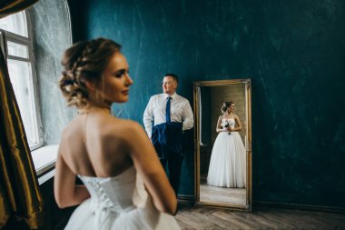 genç güzel çift kapalı poz