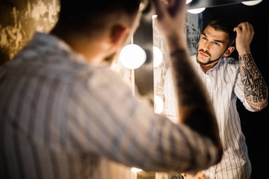 yakışıklı delikanlı aynaya bakıyorum