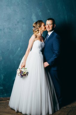 genç güzel çift kapalı öpüşme