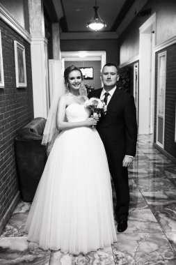 genç güzel çift kapalı poz