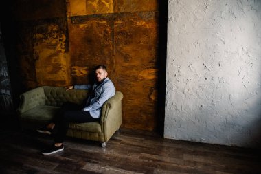 Antrenöre oturan genç yakışıklı adam