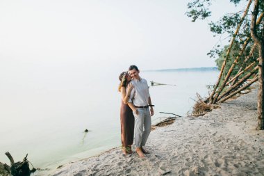 Göl mutlu güzel genç çift