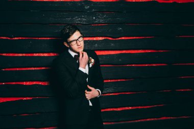 Stüdyoda poz veren genç yakışıklı adam.