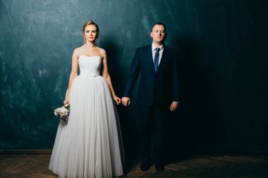 genç güzel çift kapalı poz