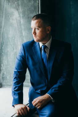 yakışıklı delikanlı kapalı poz