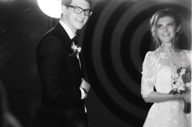 mutlu genç güzel çift poz 