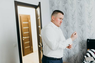 yakışıklı delikanlı giyiniyor